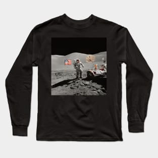 Astronaut Walking on Moon, Lunar Roving Vehicle, USA flag Long Sleeve T-Shirt